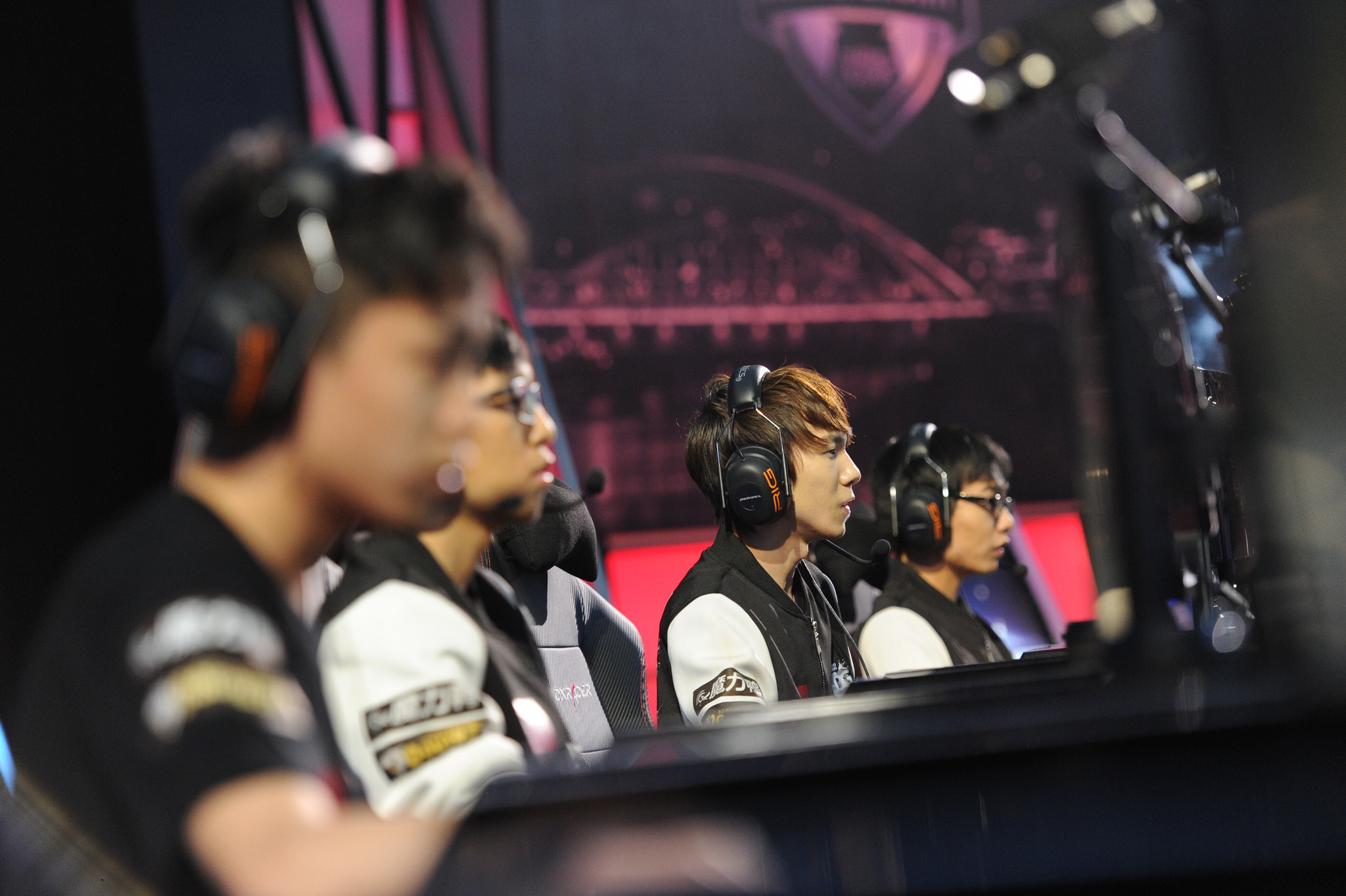 吕布对线技巧：夏侯惇克制吕布，真实伤害应对方法与上单英雄对抗策略，附吕布出装克制指南